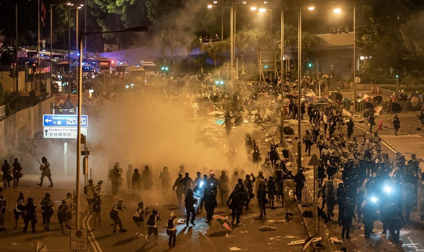 Гонконг: Трамп подписал законы в поддержку протестующих Гонконг: Трамп подписал законы в поддержку протестующих