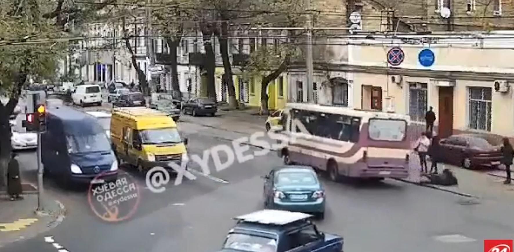 В Одесі жінка випала  з маршрутки на ходу – відео
