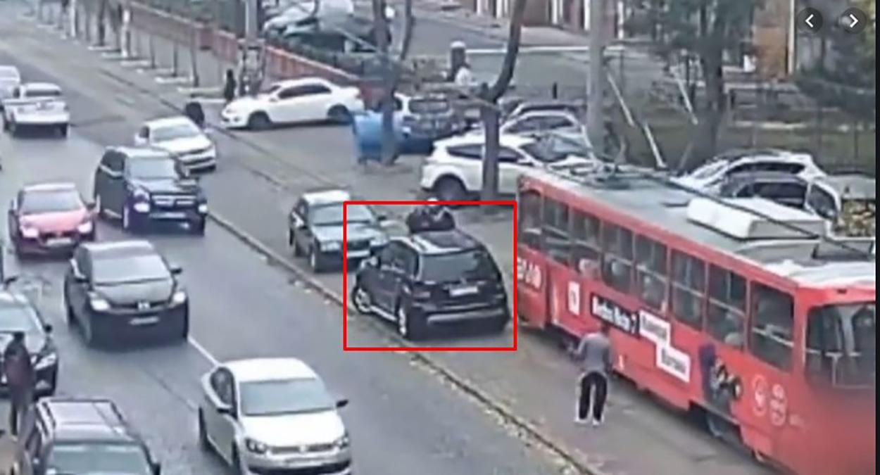 Водитель бросила авто на рельсах и заблокировала движение трамваев: курьезное видео