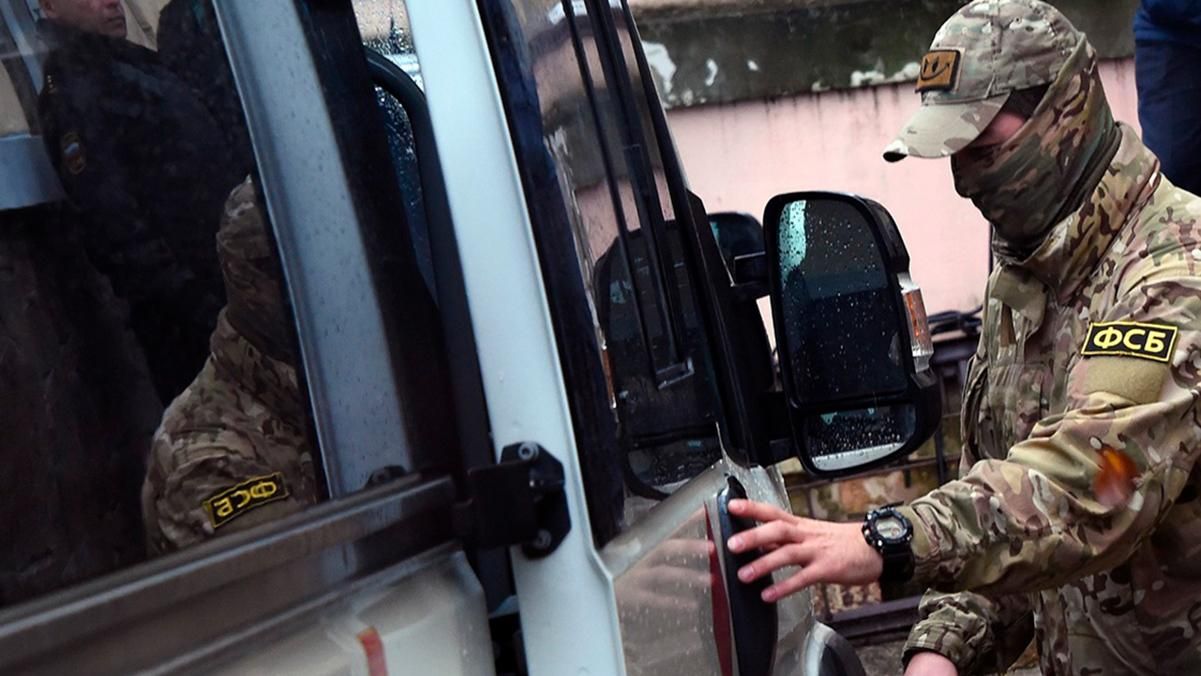 Якобы шпионил в пользу Украины: ФСБ задержала российского военного – видео Якобы шпионил в пользу Украины: ФСБ задержала российского военного – видео