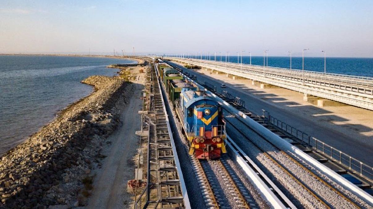 Оккупанты определились с датой старта грузовых перевозок по Крымскому мосту