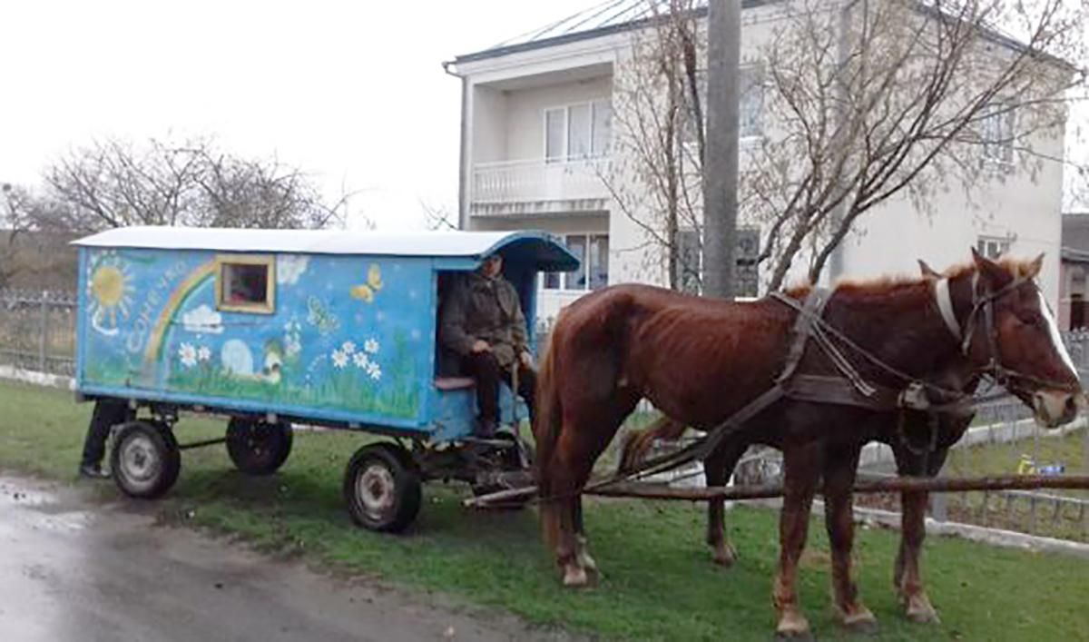 Діти їздять у садок на кареті на Рівненщині: фото