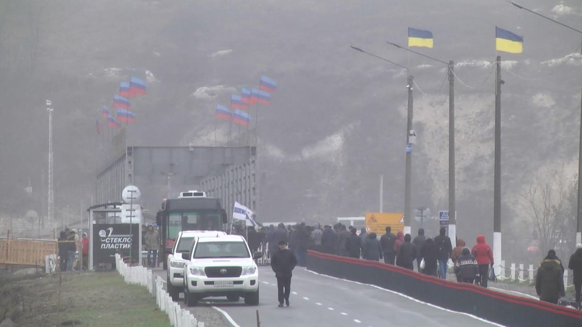 Зеленський пообіцяв прибрати прапори бойовиків з мосту в Станиці Луганській Зеленський пообіцяв прибрати прапори бойовиків з мосту в Станиці Луганській