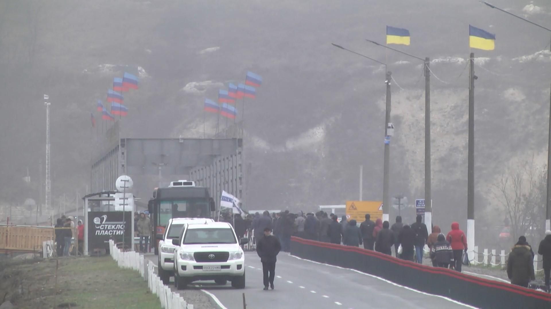 Зеленський пообіцяв прибрати прапори бойовиків з мосту в Станиці Луганській
