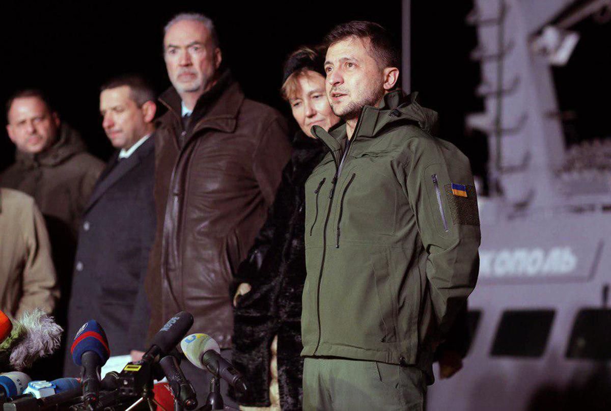 У літака Зеленського відмовив двигун, але президент таки прибув до Очакова зустрічати кораблі У літака Зеленського відмовив двигун, але президент таки прибув до Очакова зустрічати кораблі