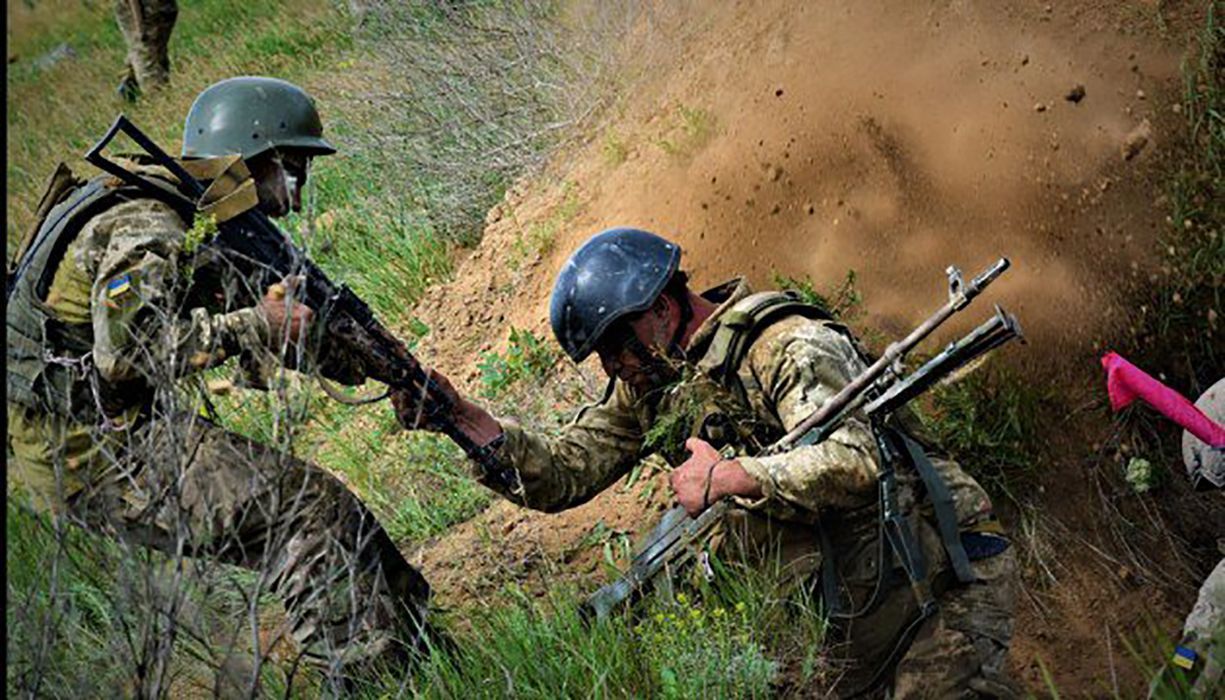 На Донбассе снова раненые: трое военных получили травмы вследствие обстрелов боевиков