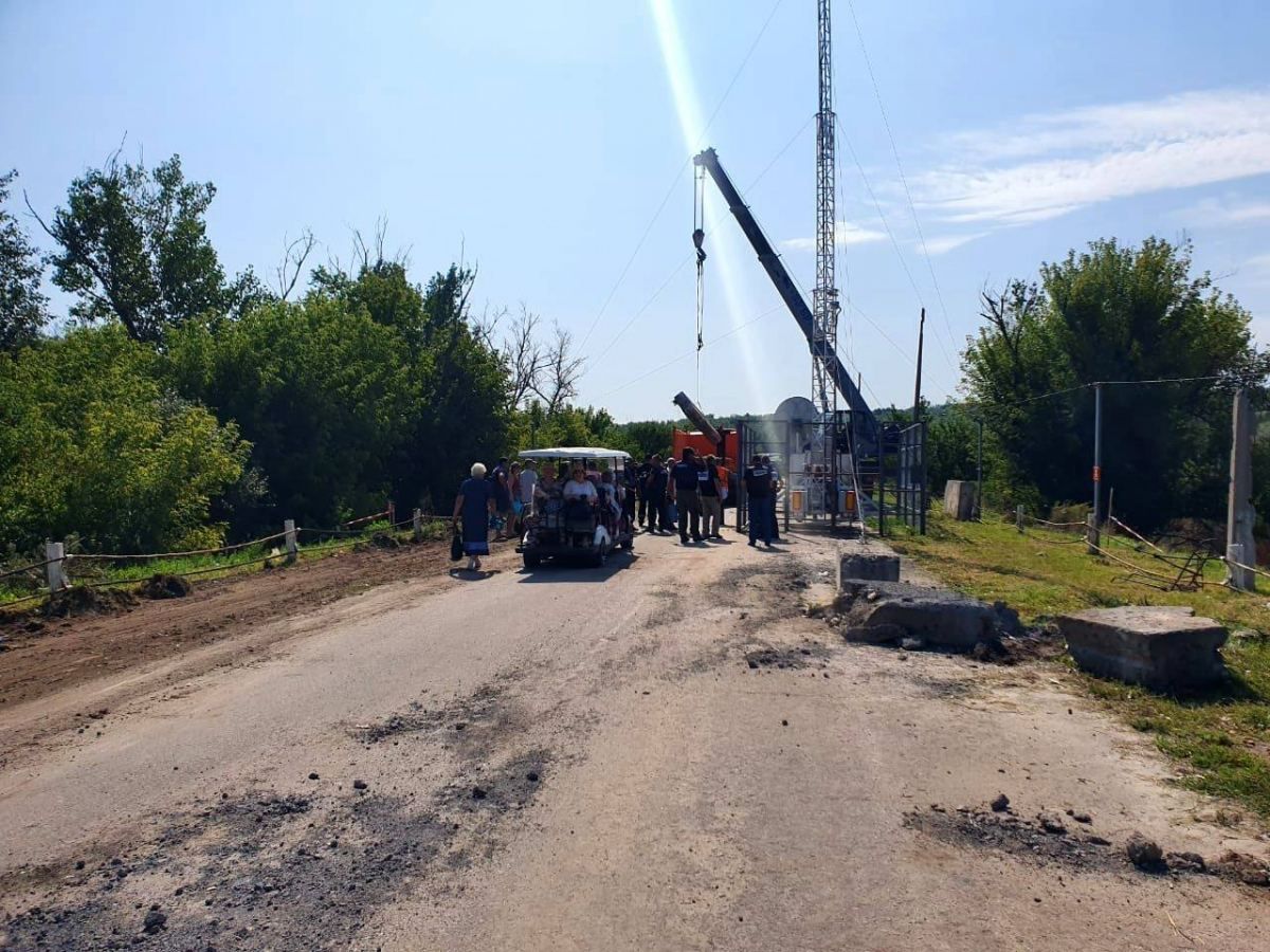 Разведение войск на Донбассе: в Петровском начали демонтировать фортификации