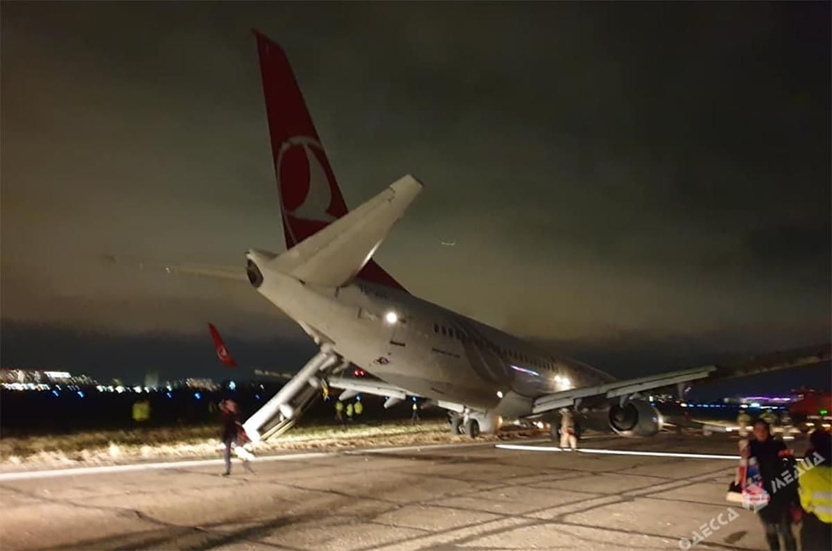 В Одессе аварийно сел самолет из Турции, пассажиров эвакуировали: фото и видео