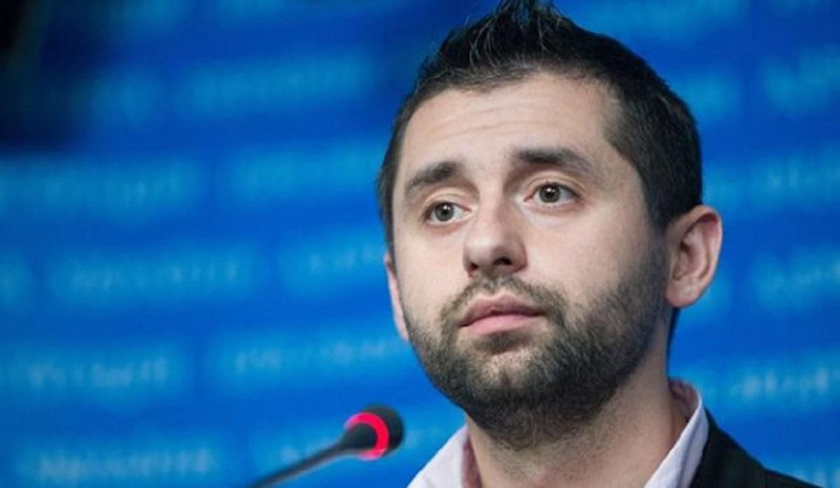 Зеленський дуже емоційно реагує на проблеми з депутатами в партії, – Арахамія Зеленський дуже емоційно реагує на проблеми з депутатами в партії, – Арахамія