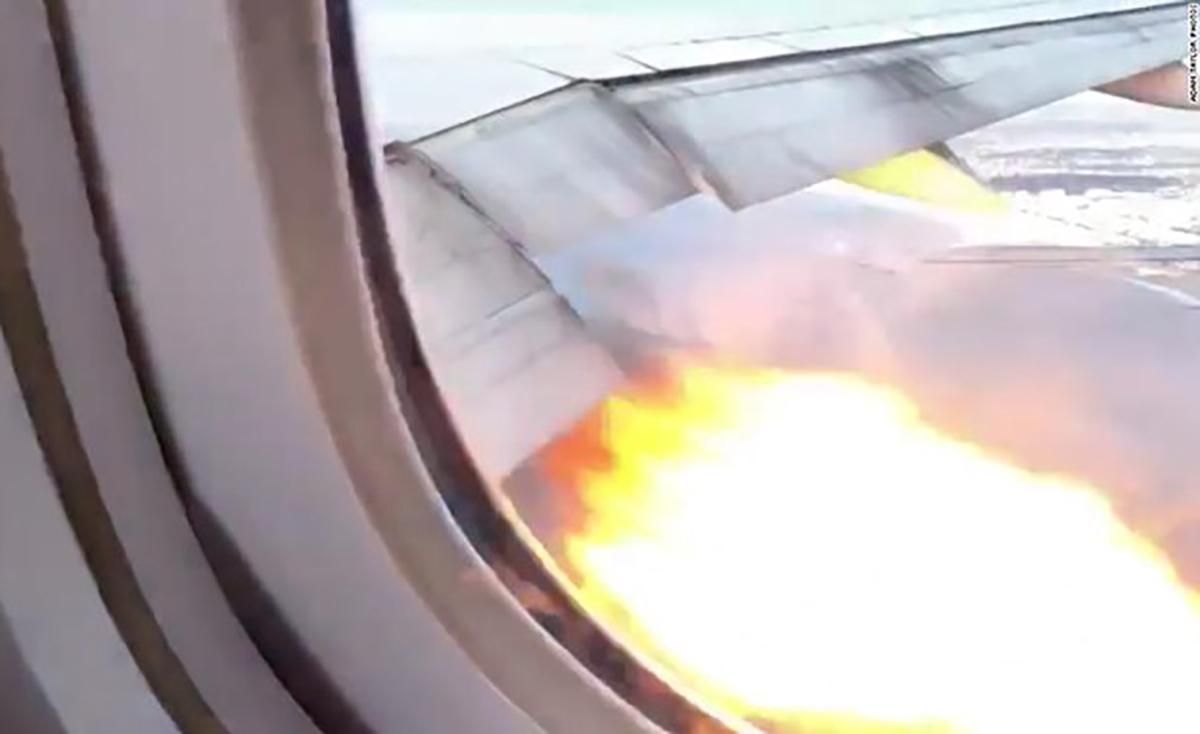 Літак загорівся в небі над Лос-Анджелесом: відео