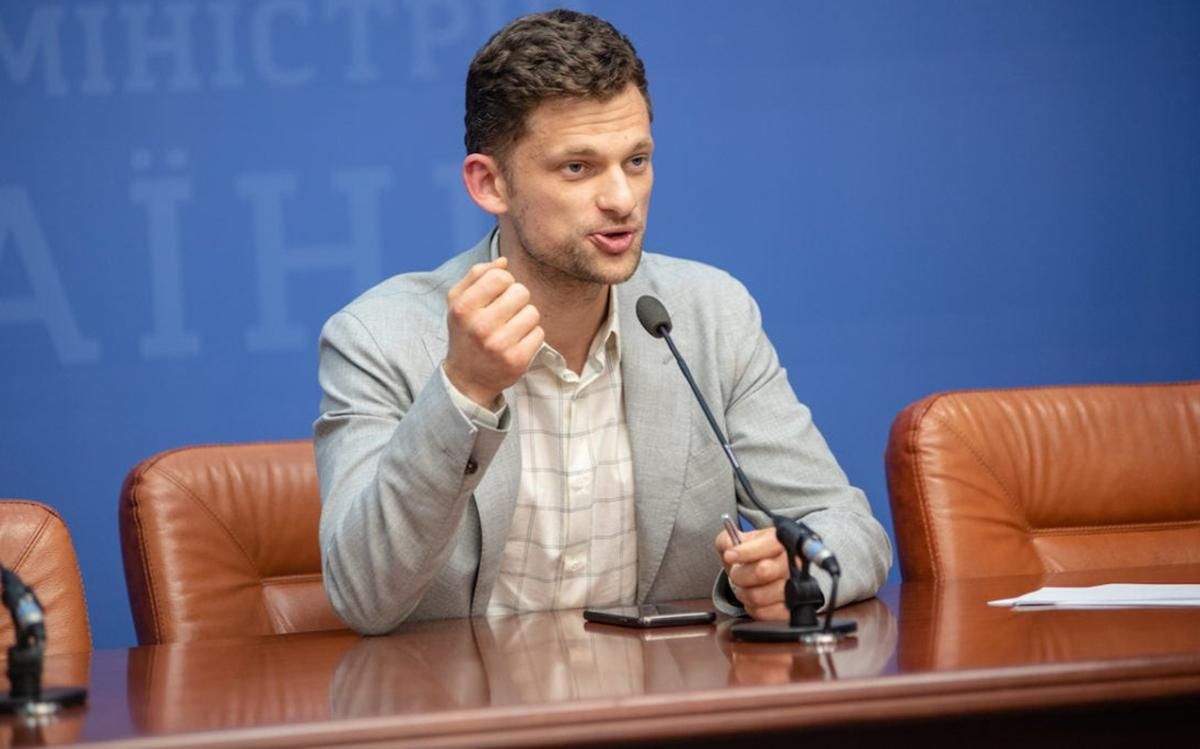 Кабмін таки почав використовувати менше паперу: Дубілет показав графік Кабмін таки почав використовувати менше паперу: Дубілет показав графік