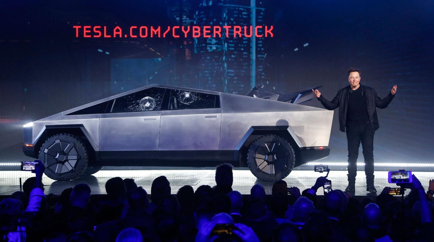 Під час презентації Tesla Cybertruck у пікапа тріснуло броньоване скло: фото