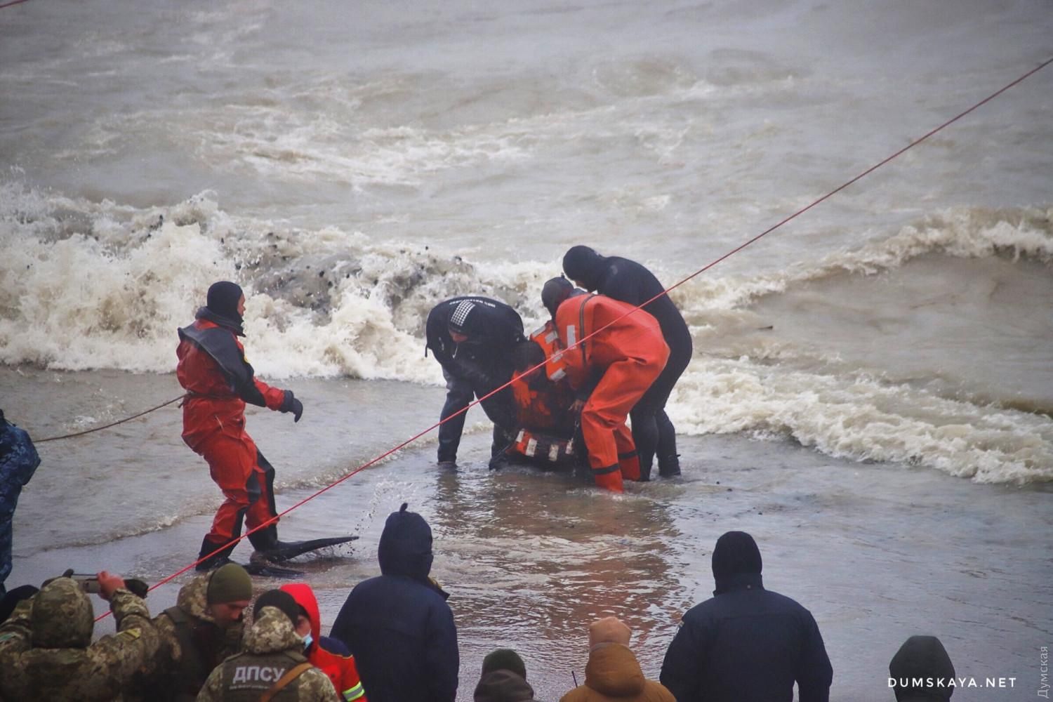 Водолази евакуювали моряків з танкера поблизу Одеси: драматичні фото і відео