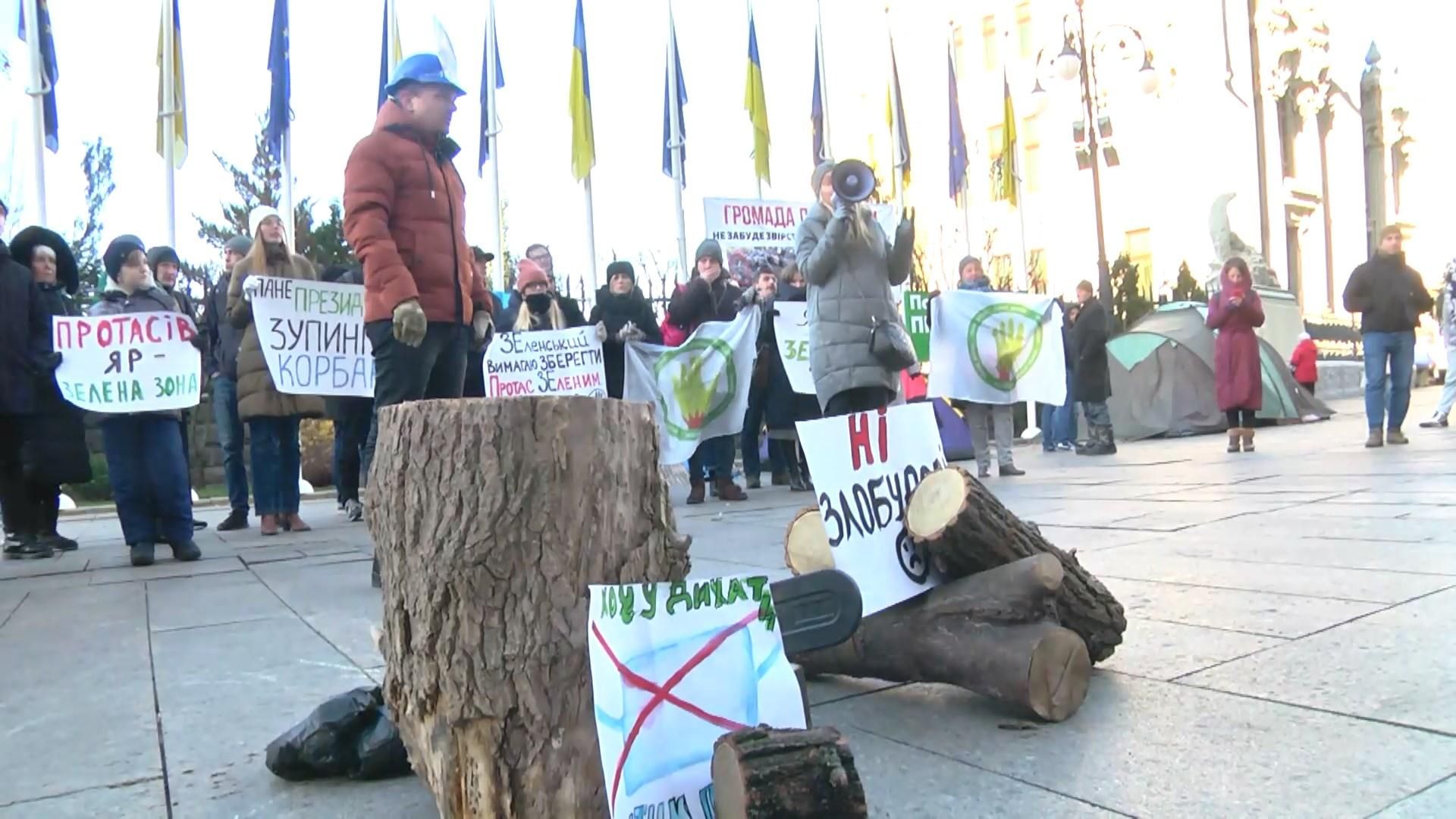 Колоди, бензопилка та вимоги до Зеленського: під ОП пройшла акція проти забудови Протасового Яру Колоди, бензопилка та вимоги до Зеленського: під ОП пройшла акція проти забудови Протасового Яру
