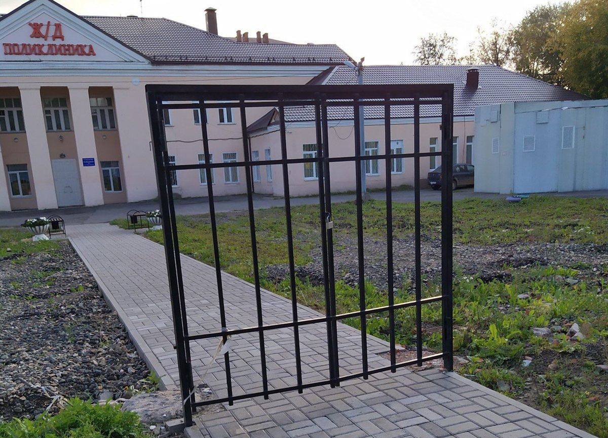 В РФ возле поликлиники установили ворота без забора: вечером сторож запирает их на замок – фото
