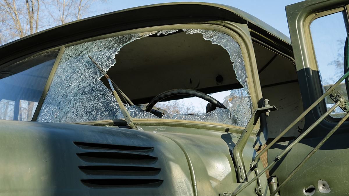 Оккупанты подбили ракетой военный автомобиль, 3 человека получили контузию: фото Оккупанты подбили ракетой военный автомобиль, 3 человека получили контузию: фото