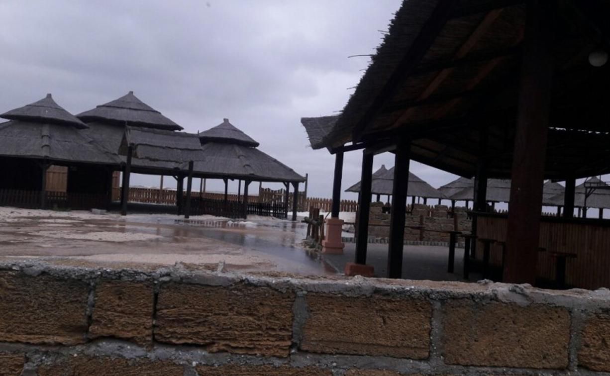 В Кирилловке прошел ураган: фото и видео затопленного курорта
