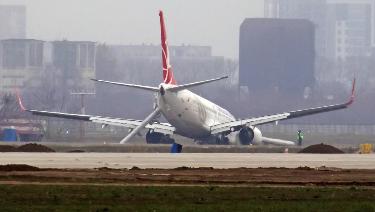 Аеропорт Одеси відновив роботу через добу після аварії літака