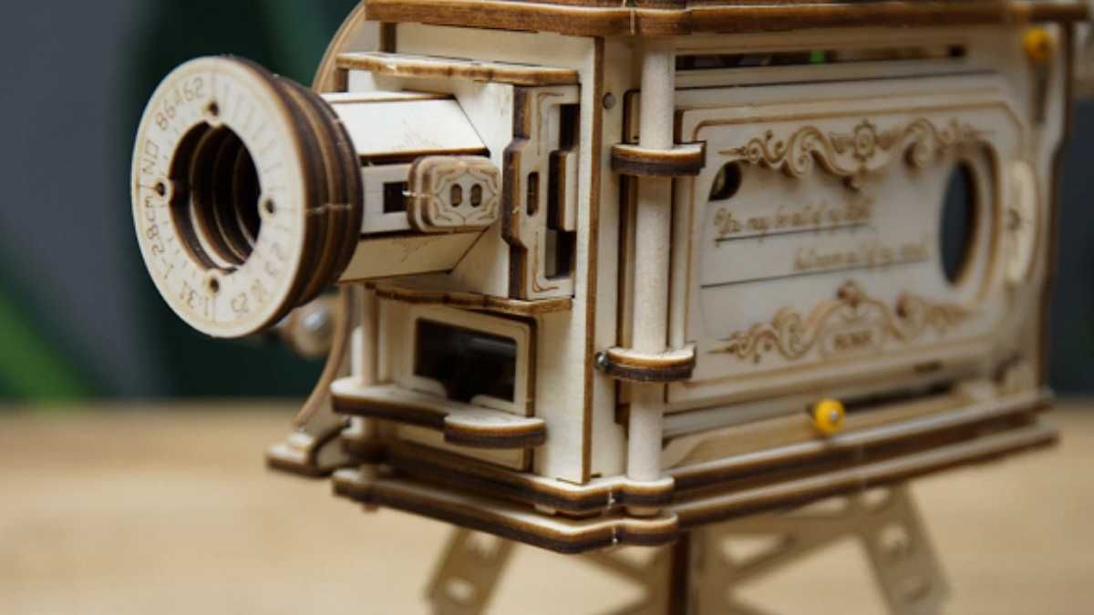 Xiaomi показала дерев'яний ретро-проєктор, який можна зібрати самому Xiaomi показала дерев'яний ретро-проєктор, який можна зібрати самому