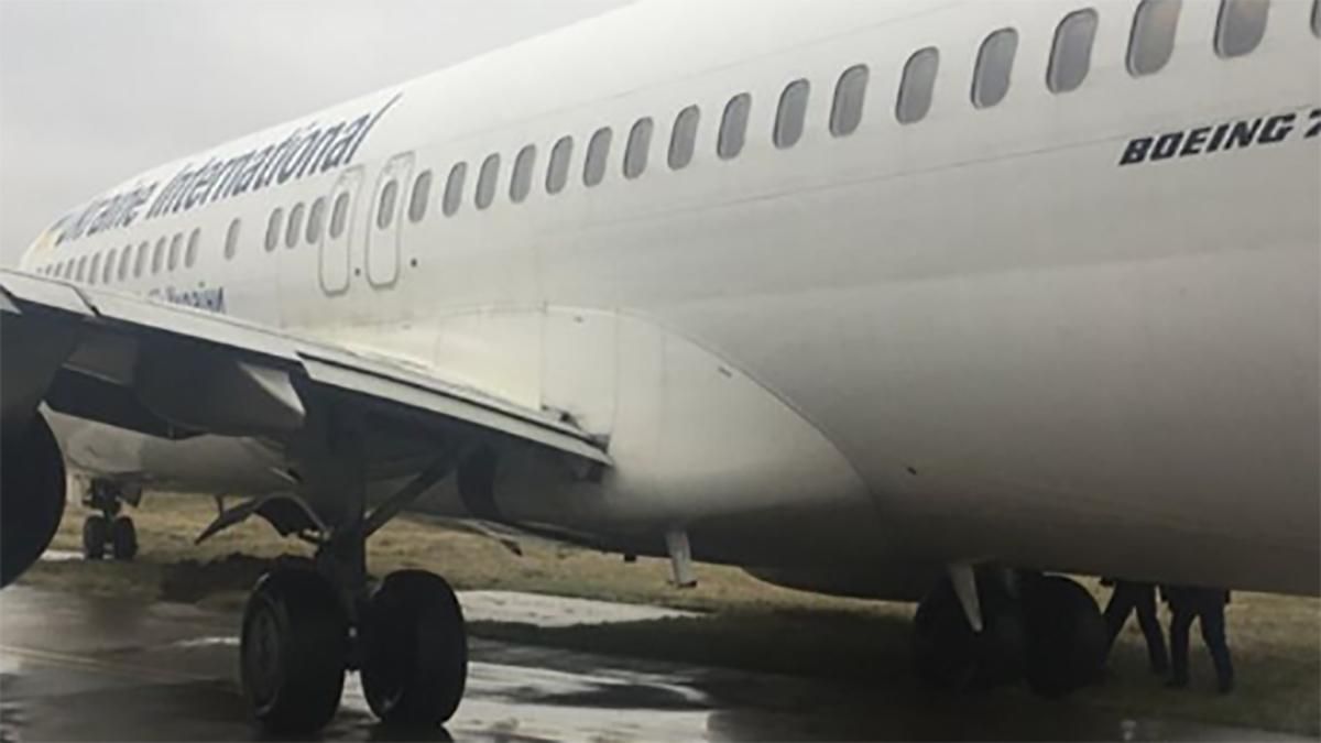 Аэропорт Львов возобновил работу после инцидента с самолетом: фото