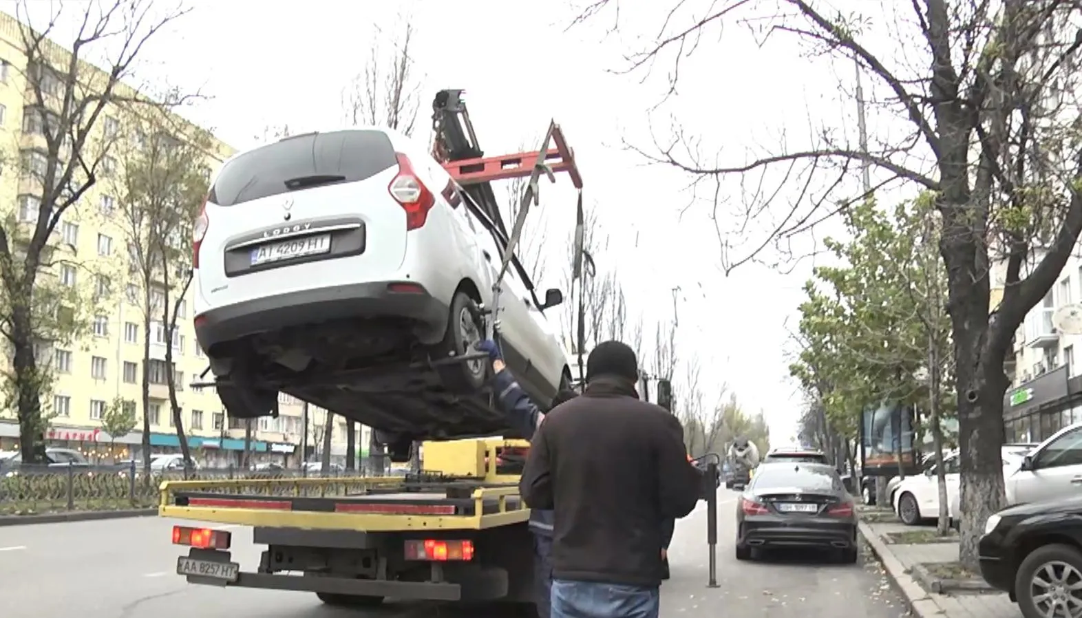 У Києві не правильно припарковані авто забирають евакуатори