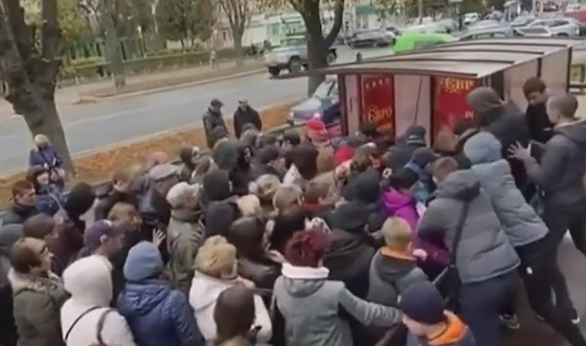 Люди устроили "штурм" секонд-хенда в Ровно: видео толкотни Люди устроили "штурм" секонд-хенда в Ровно: видео толкотни