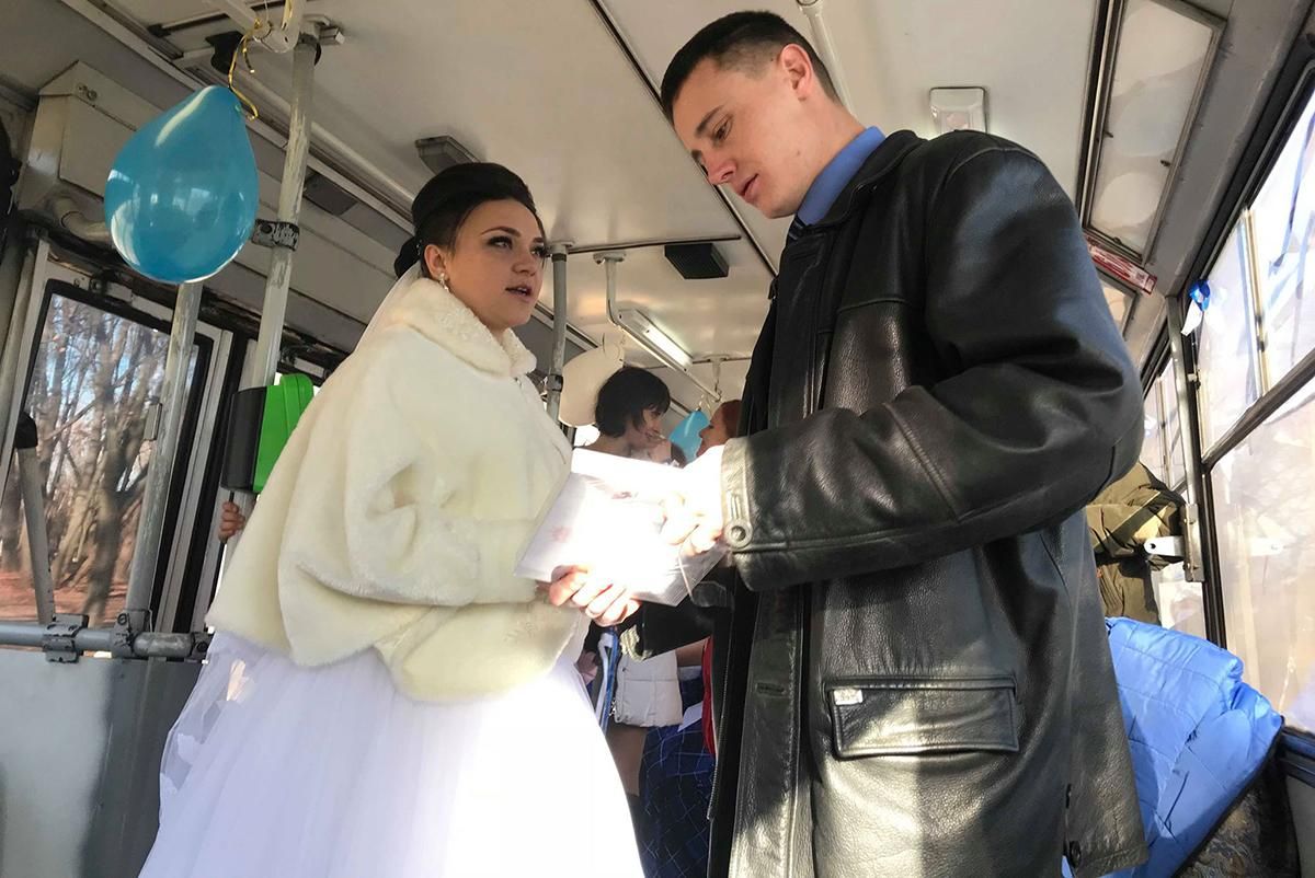 Пара коммунальщиков устроила свадьбу в троллейбусе Харькова: фото