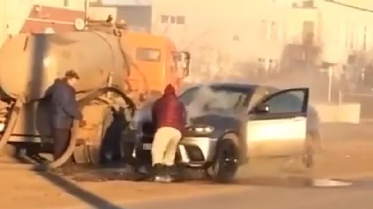 У Росії елітний позашляховик гасили лайном: епічне відео У Росії елітний позашляховик гасили лайном: епічне відео