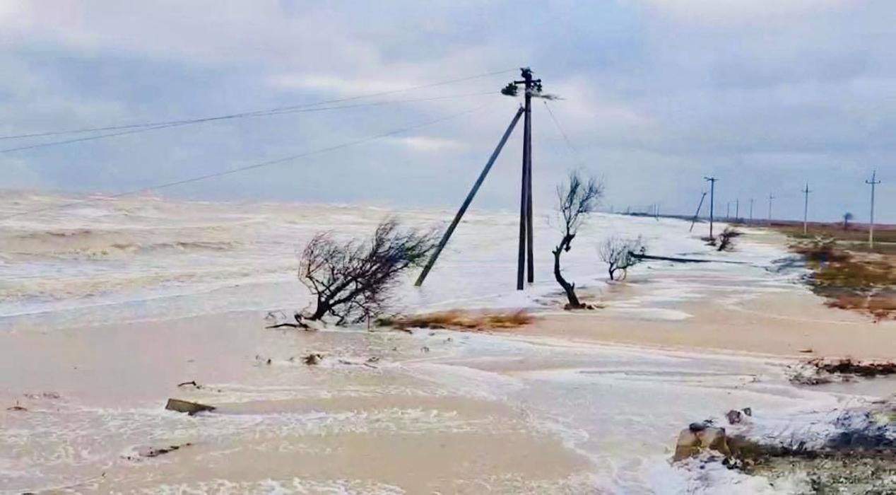 Шторм в Азовском море: спасатели эвакуируют людей с острова Бирючий – впечатляющее видео