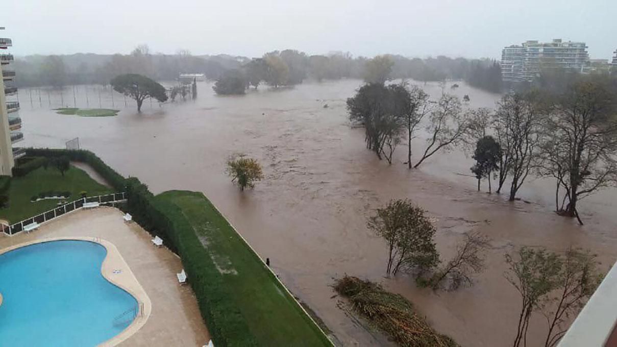 Оголошено "червоний" рівень небезпеки у Франції: шокуючі фото та відео потопу