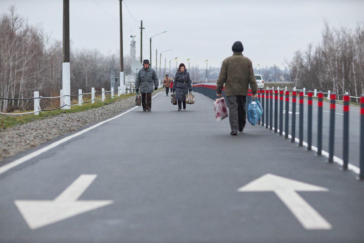 У Зеленського показали, як будувався міст у Станиці Луганській