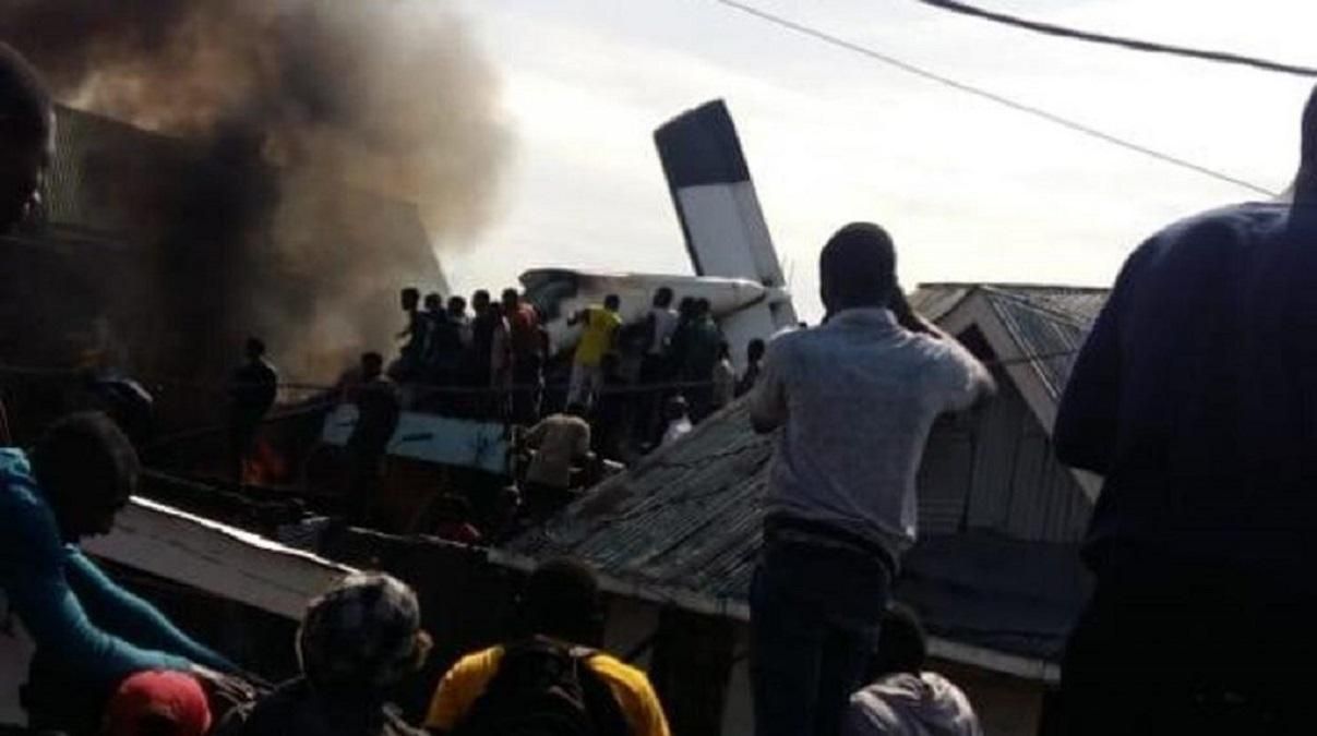 У ДР Конго літак впав на житлові будинки: 24 загиблих – фото і відео трагедії