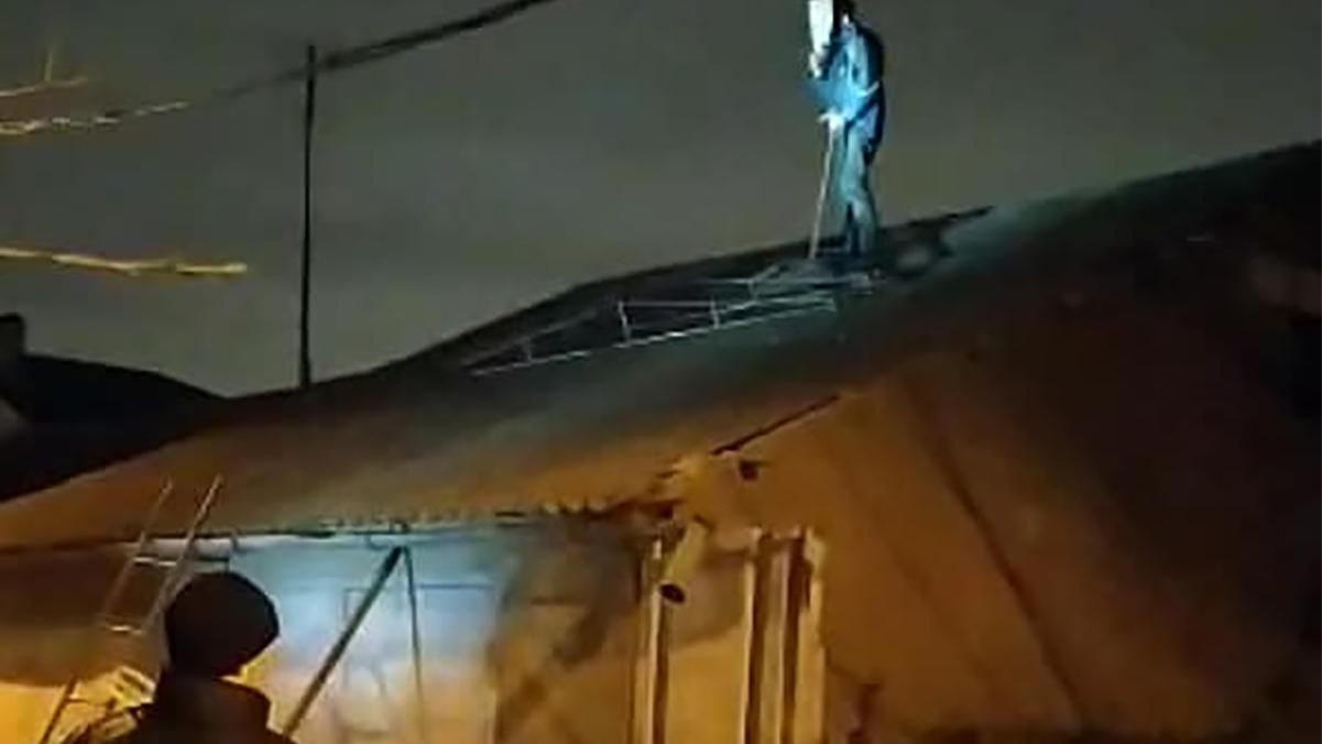 Психически больной мужчина сбил шифером полицейского с крыши в Одессе