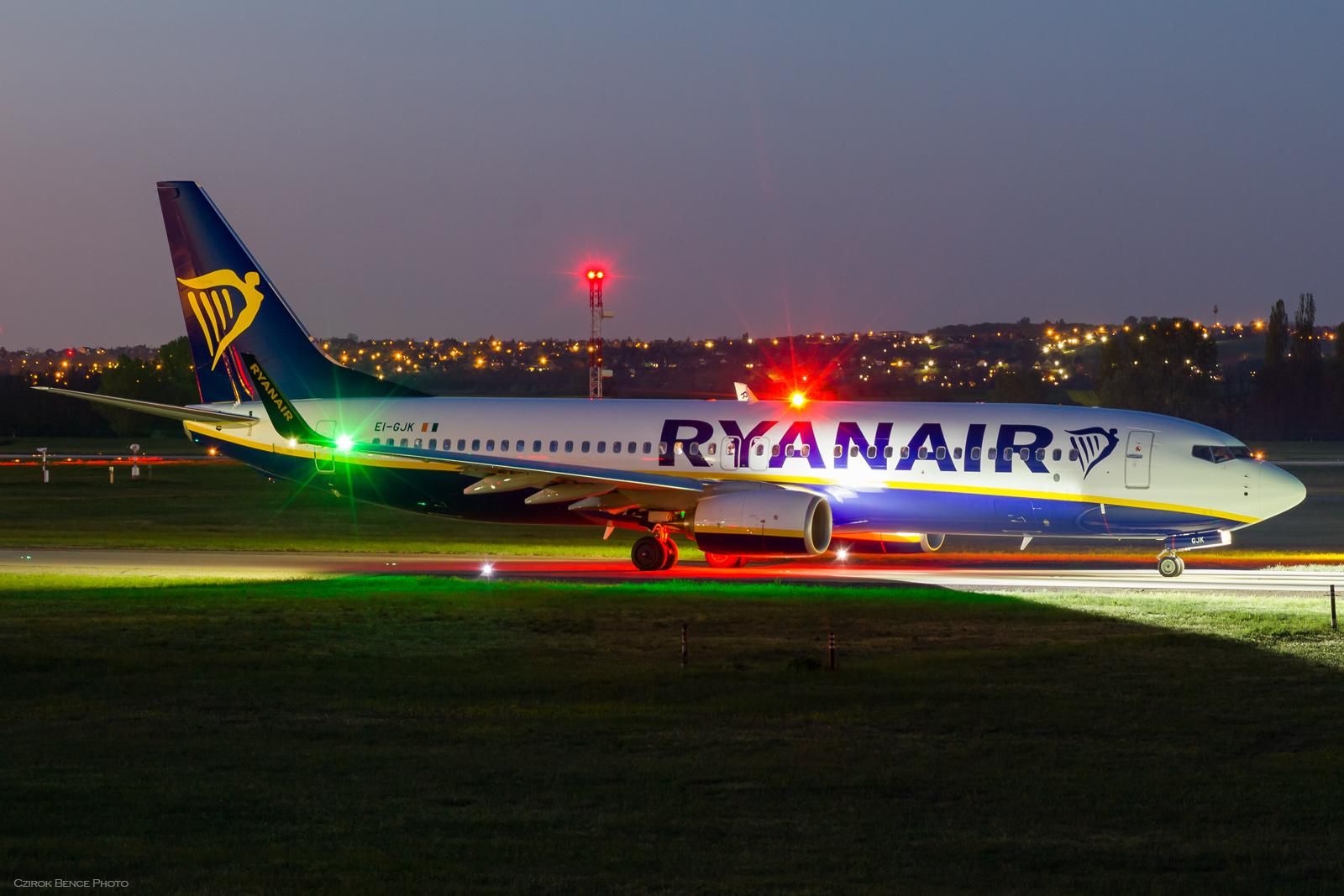 Дешевые перелеты в Европу зимой: неделя безумных скидок и "черная пятница" от Ryanair