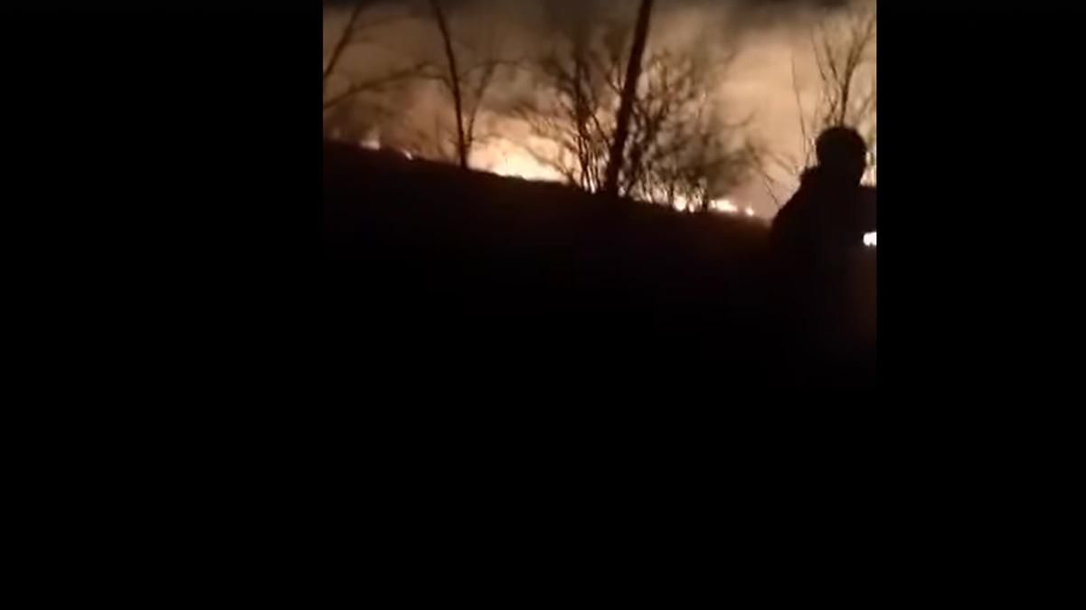 На Донбасі через обстріл бойовиків спалахнула велика пожежа: відео 