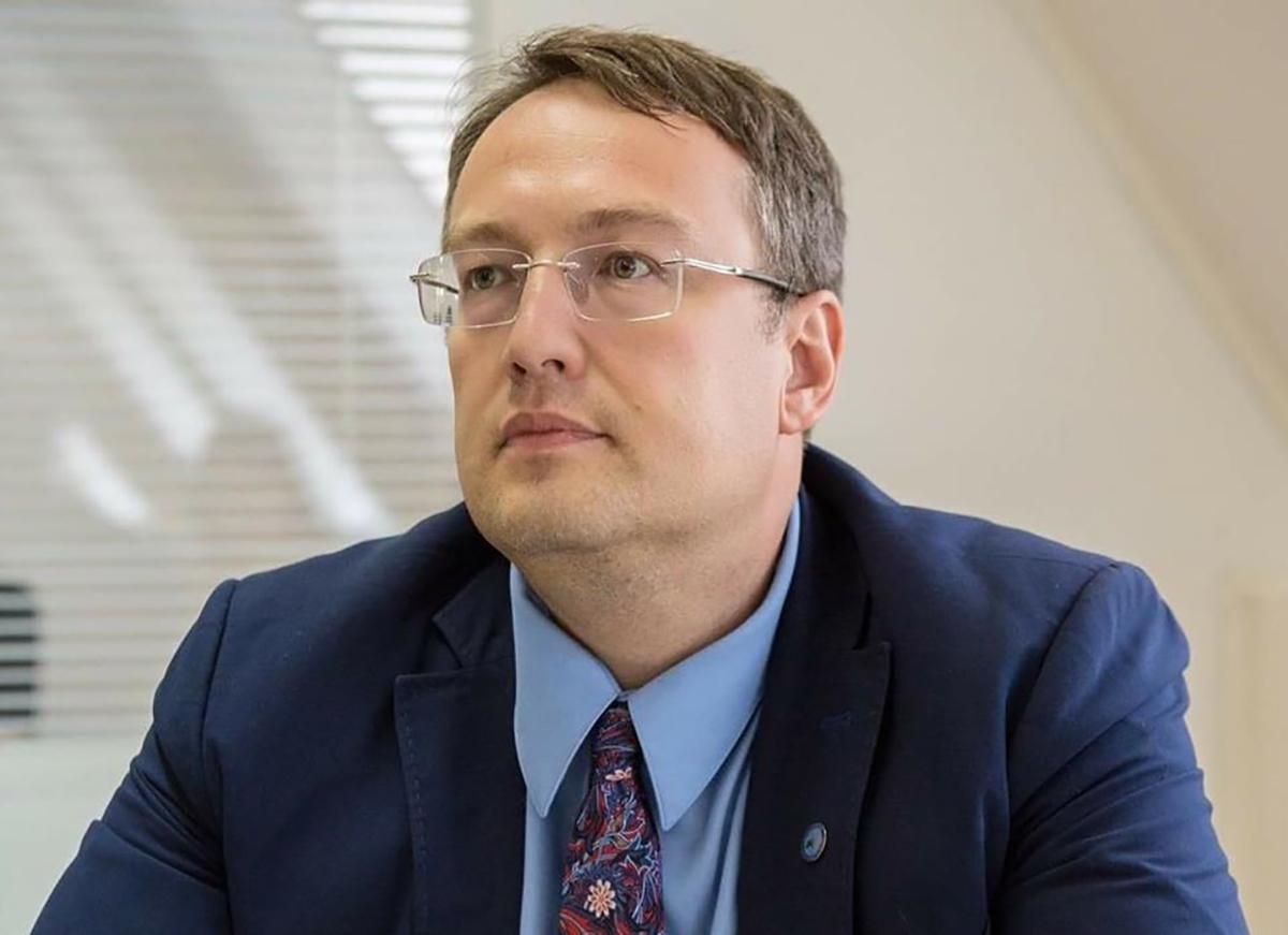 Антон Геращенко 11 разів правив свій допис про ДТП з Кулебою Антон Геращенко 11 разів правив свій допис про ДТП з Кулебою