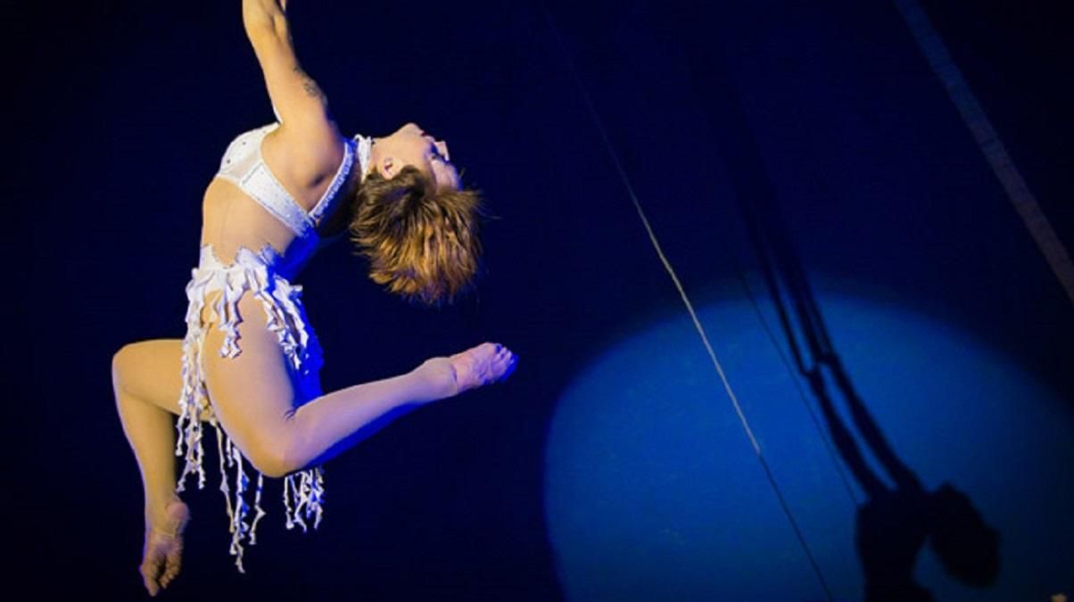 В России гимнастка сорвалась с высоты во время выступления: видео