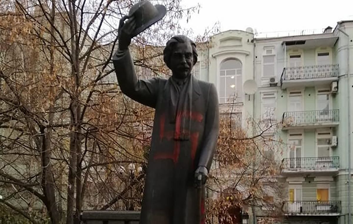 Вандалы нарисовали свастику на памятнике Шолом-Алейхему в Киеве: полиция открыла дело