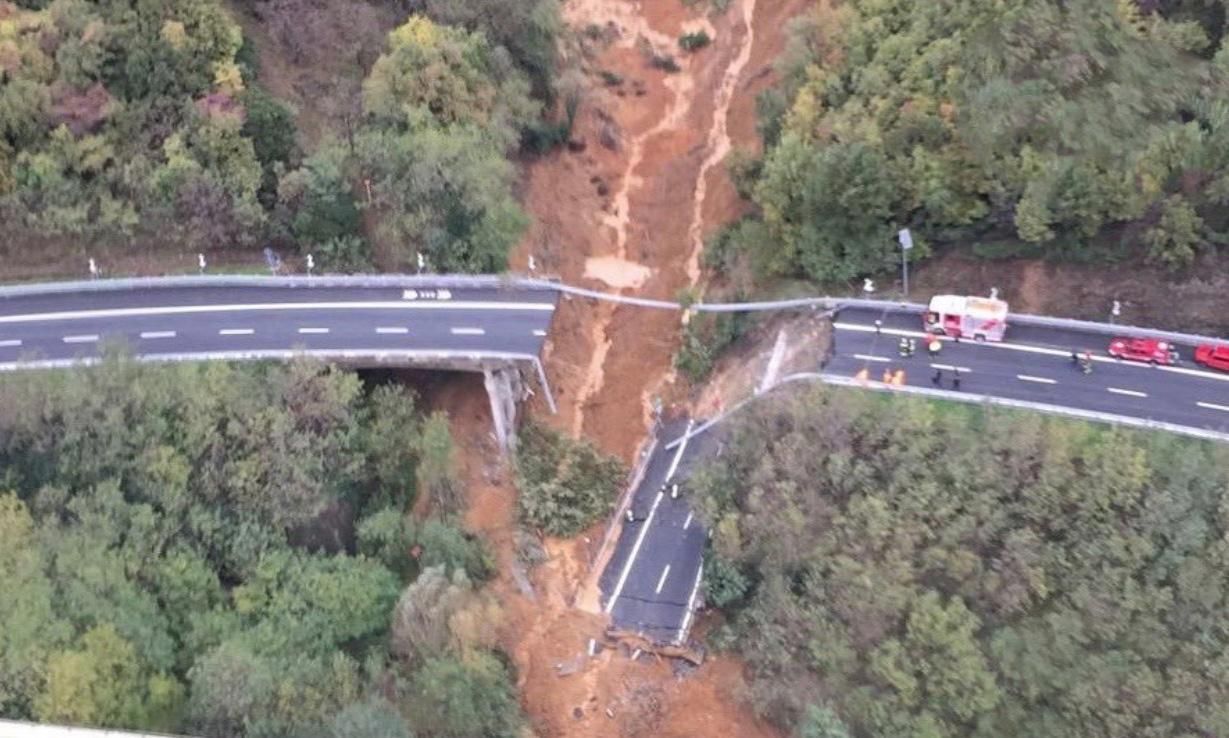 В Италии обвалилась часть трассы, образовалась пропасть: шокирующие фото В Италии обвалилась часть трассы, образовалась пропасть: шокирующие фото