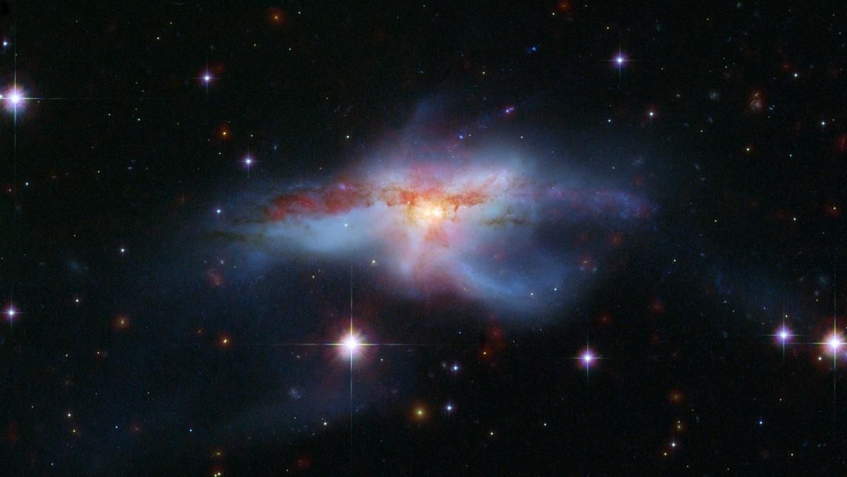 Астрономи виявили галактику одразу з трьома надмасивними чорними дірами в центрі: фото
