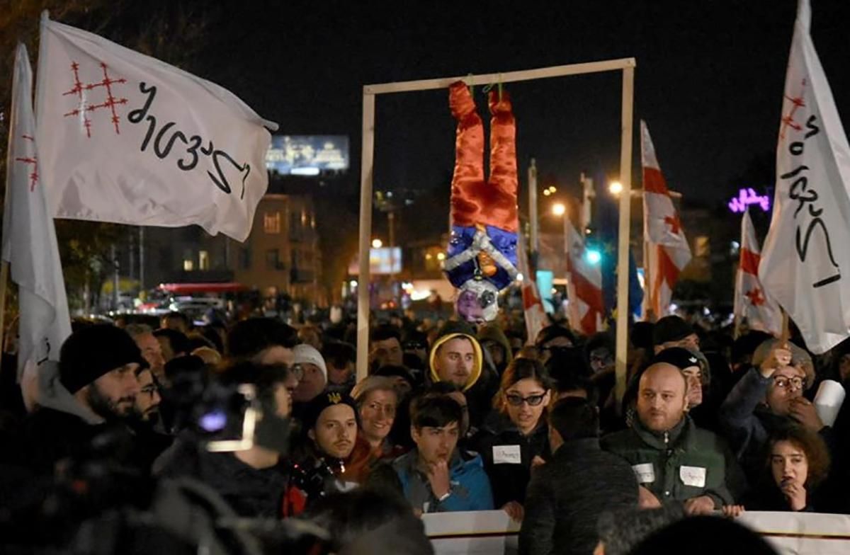 Протесты в Грузии: митингующие почти час не выпускали президента из кафе – видео