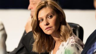 Олена Зеленська оголосила про продаж скандальної жовтої сукні: відома причина