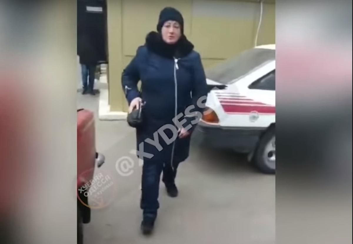 "Ти б**ть безсмертний": в Одесі поліцейська облаяла хлопців і вдарила по обличчю – відео