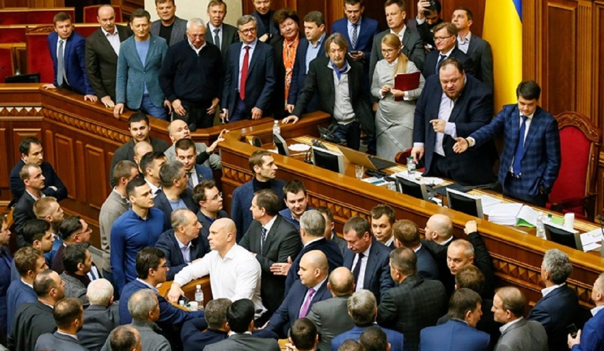 Политолог объяснил, как связаны реформы и волна грязи, которая выливается на власть