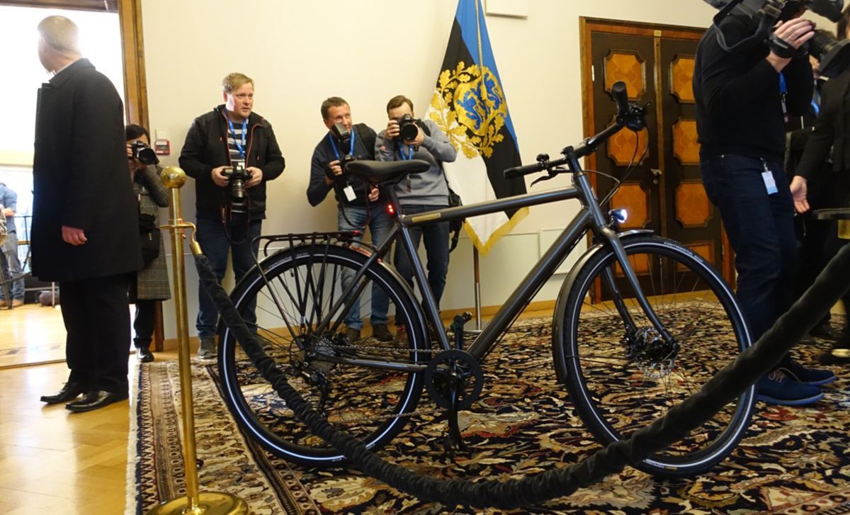 Зеленському в Естонії подарували велосипед