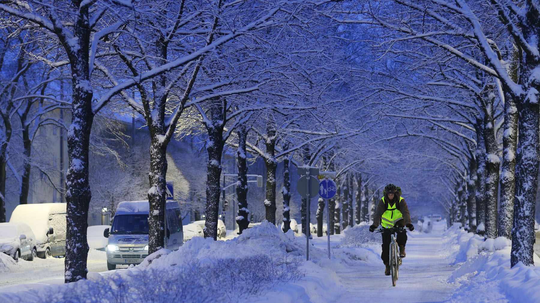 Зимой ученики ездят на учебу на велосипеде – пример финской школы: фото