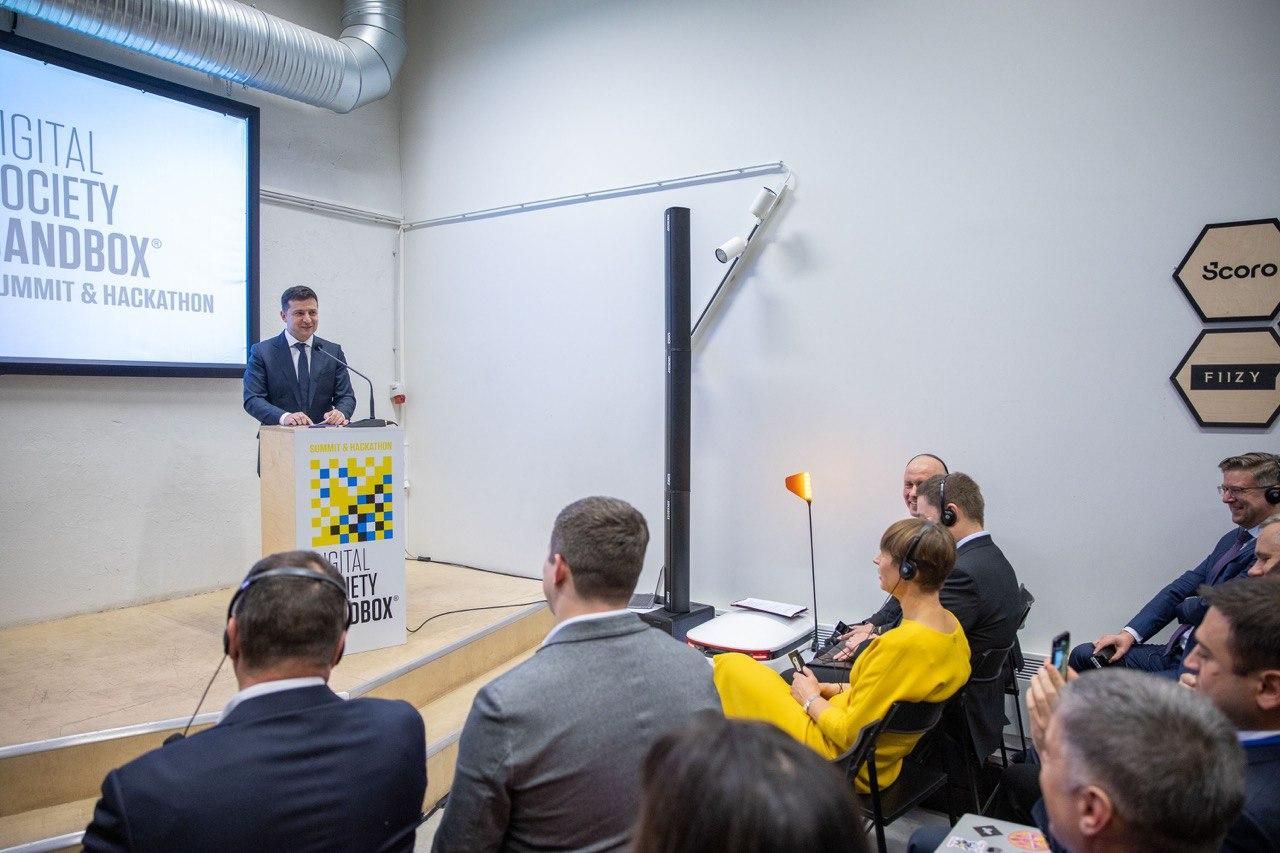 Зеленський про "Державу в смартфоні": Просто натискаєш кнопку – і корупціонера немає Зеленський про "Державу в смартфоні": Просто натискаєш кнопку – і корупціонера немає