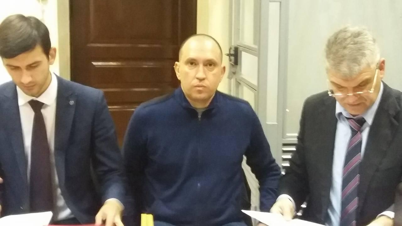 Зеленський просить допомогти піймати "хрещеного батька контрабанди в Україні" Зеленський просить допомогти піймати "хрещеного батька контрабанди в Україні"