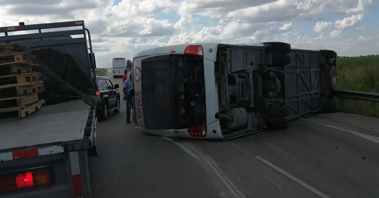 Автобус з туристами з РФ перекинувся після зіткнення з вантажівкою в Домінікані: моторошні кадри