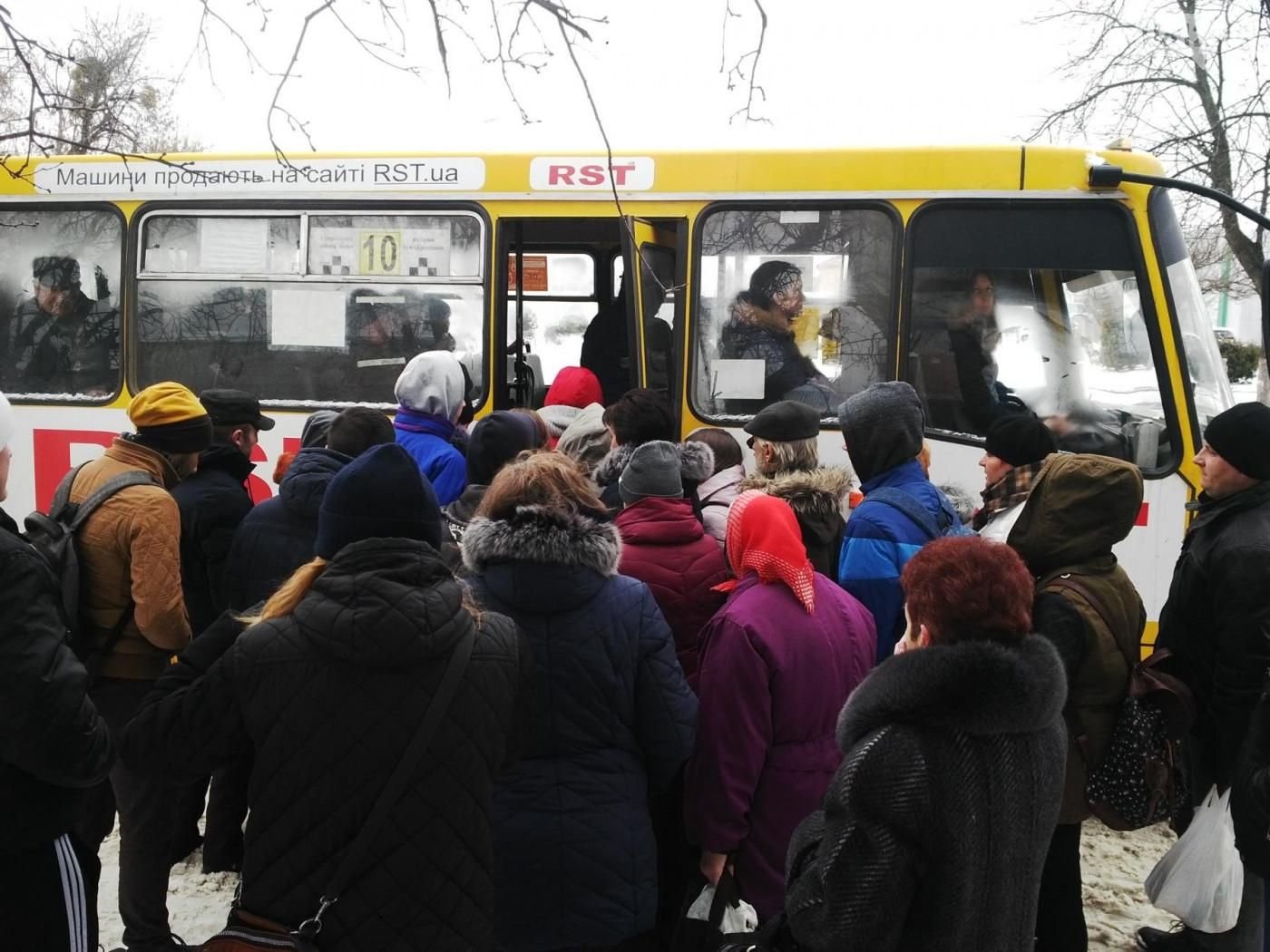 У Сумах з маршруток випали дві пенсіонерки: одна загинула